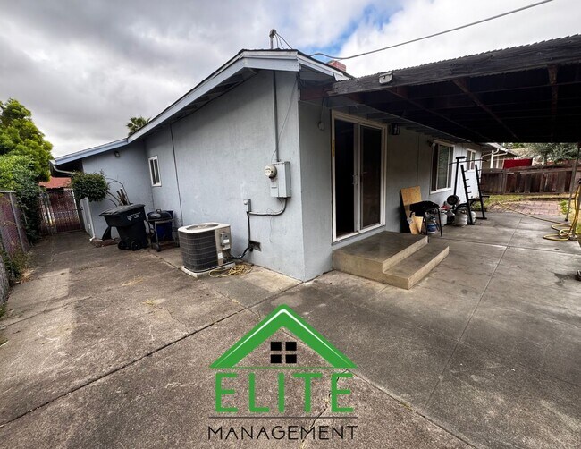 Foto del edificio - **Charming 3-Bedroom Home in Established S...