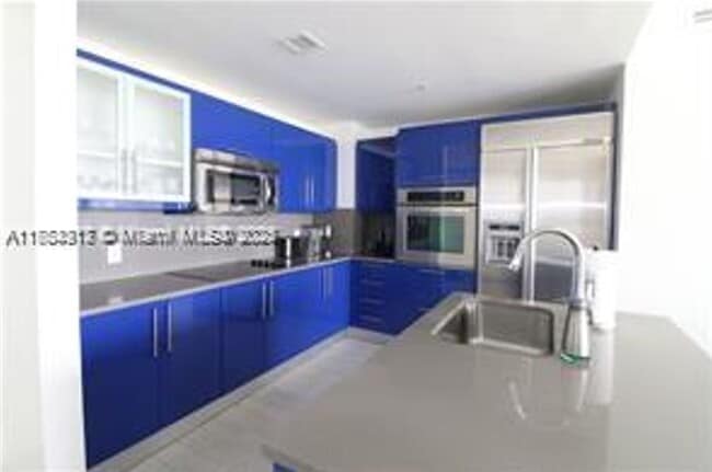 Building Photo - 3101 Bayshore Dr