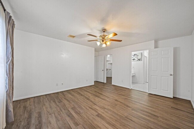 Foto del edificio - 8131 Golden Trace Ct