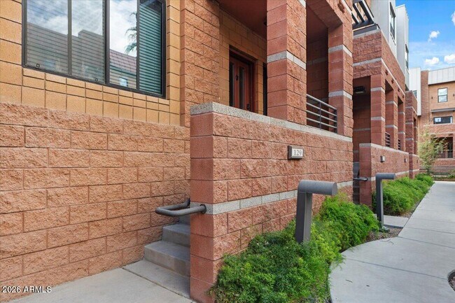 Foto del edificio - 330 S Farmer Ave