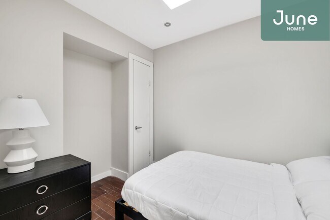 Foto del edificio - ROOM ONLY in 5-bed/2.0-bath Home