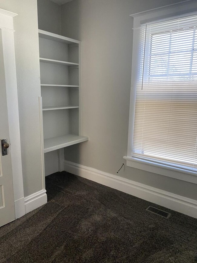 Building Photo - Cute 2 bedroom 1 bath
