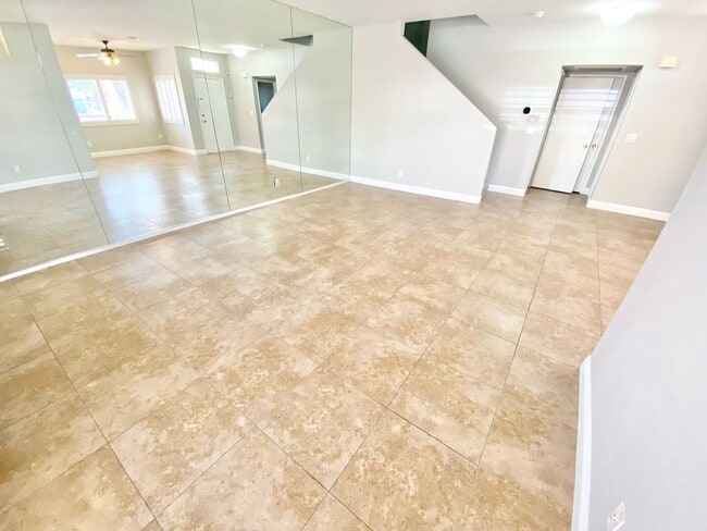Building Photo - STUNNING 2 BEDROOMS 2.5 BATHROOMS TWO STORY TOWNHOUSE IN GATED COMMUNITY!