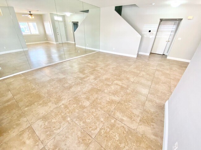 Foto del edificio - STUNNING 2 BEDROOMS 2.5 BATHROOMS TWO STORY TOWNHOUSE IN GATED COMMUNITY!
