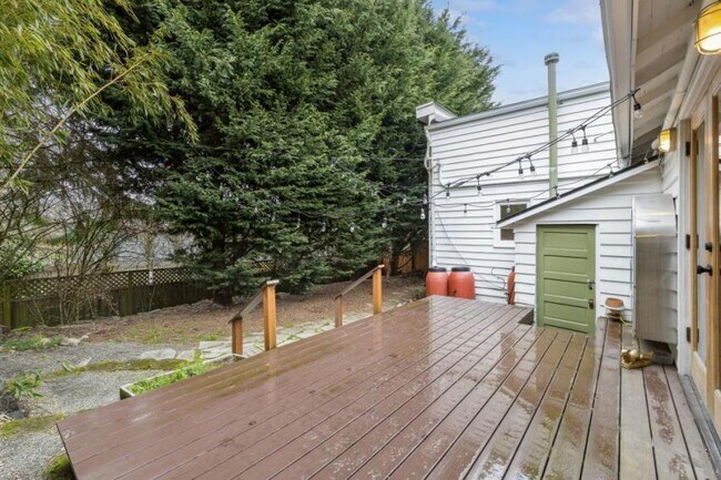 Building Photo - 2 bedroom in Seattle WA 98106