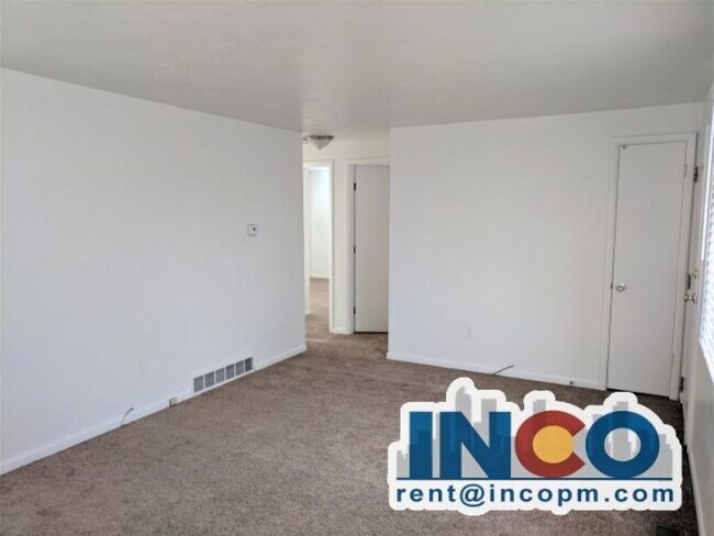 Building Photo - Awesome 2 bedroom 1 bath Duplex! Great loc...