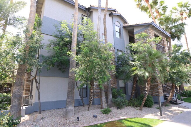 Building Photo - 2025 E Campbell Ave