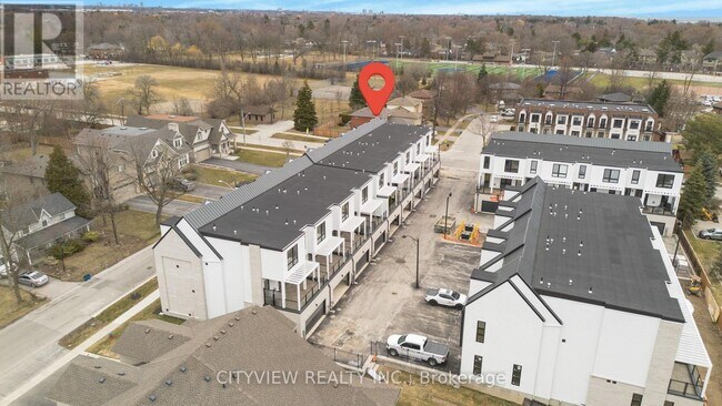 Photo du bâtiment - 2268 Sovereign St