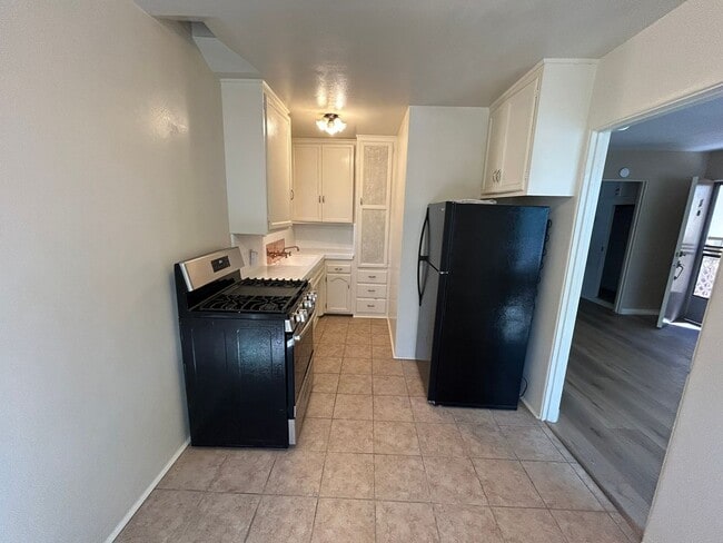 Building Photo - Bankers Hill upper unit available now!