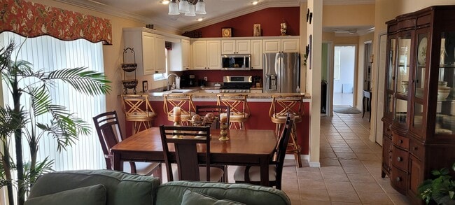 Building Photo - 725 Rosella Pl