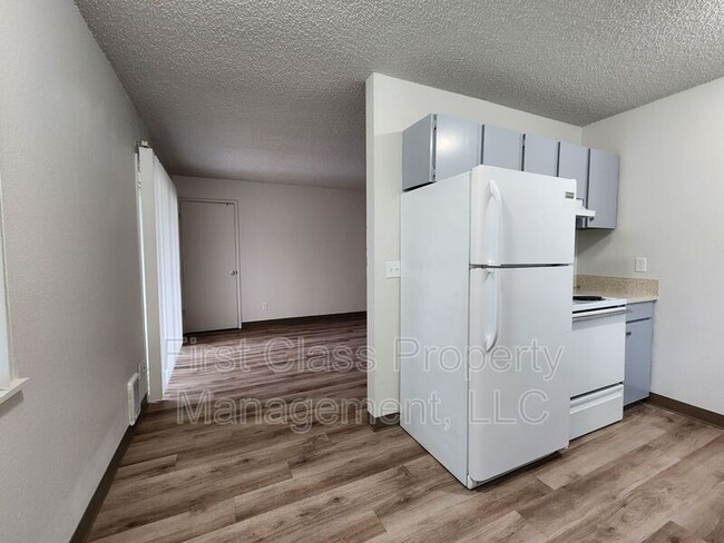Building Photo - 5704 SW Beaverton Hillsdale Hwy