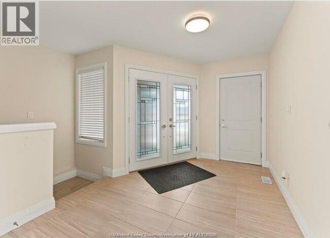 Building Photo - 3505 Hallee Cres
