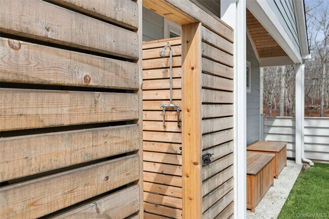 Foto del edificio - 6 W Landing Rd