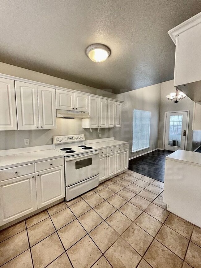 Building Photo - Wonderful Duplex just off of Main St in No...