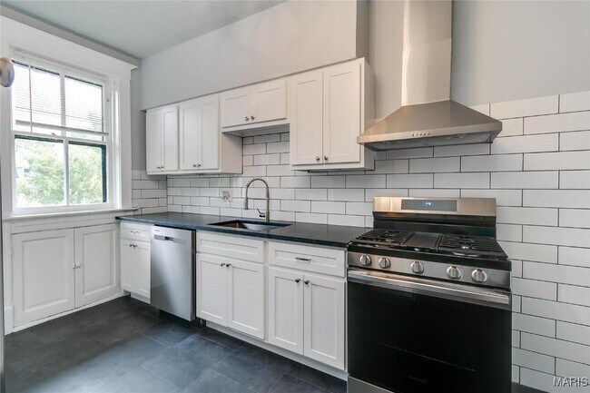 Foto del edificio - 4166 Russell Blvd