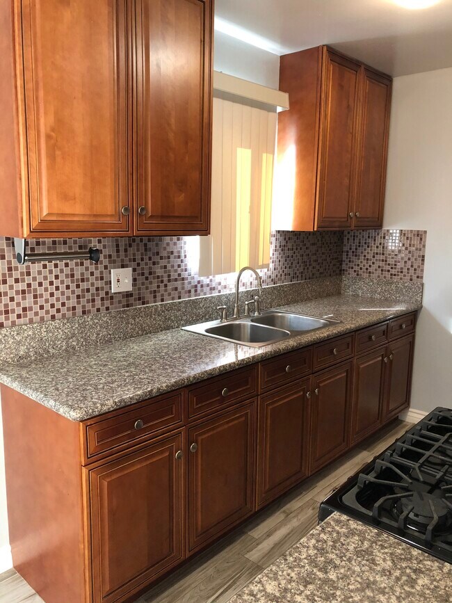 kitchen - 5742 Willowcrest Ave