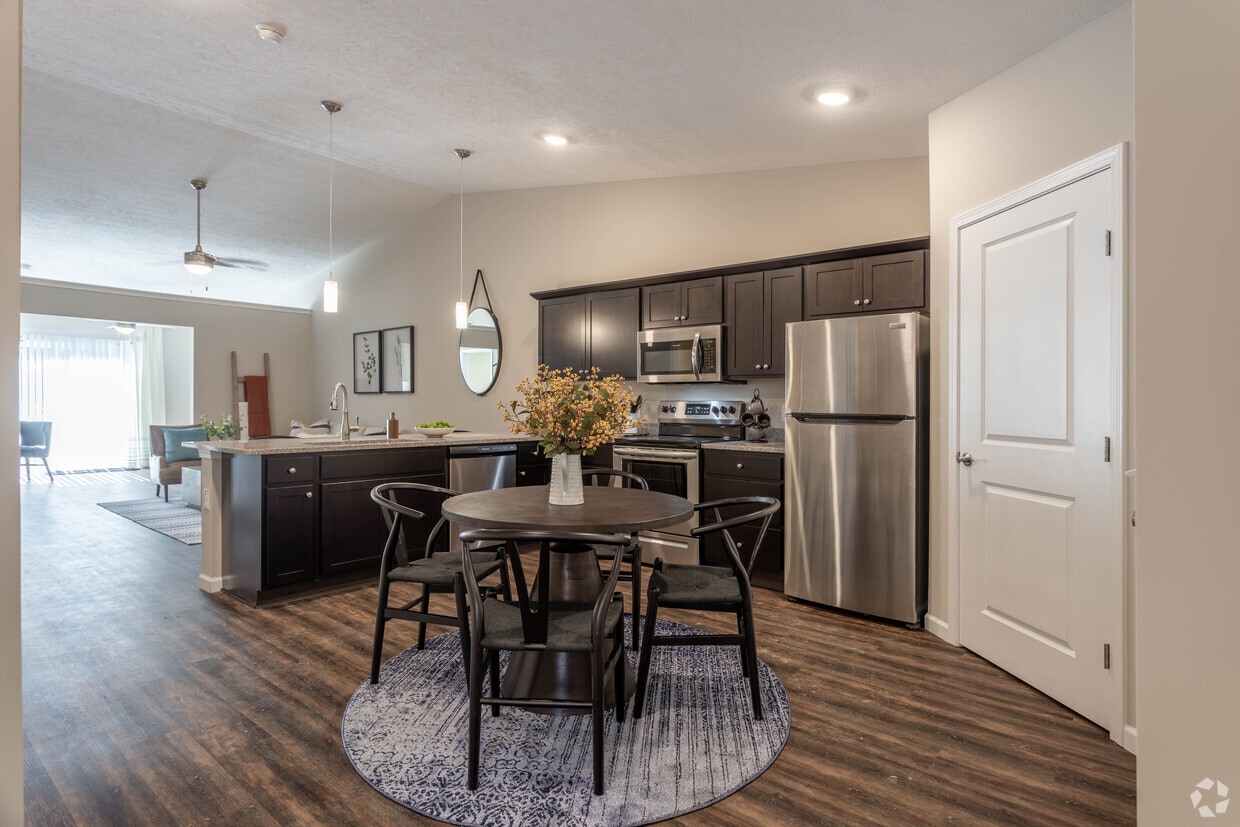 Redwood Cuyahoga Falls West Bath Road Apartments in Cuyahoga Falls