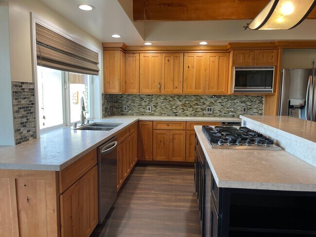 Foto del edificio - Stunning 4b/3b home in Ventura with Ocean Views!