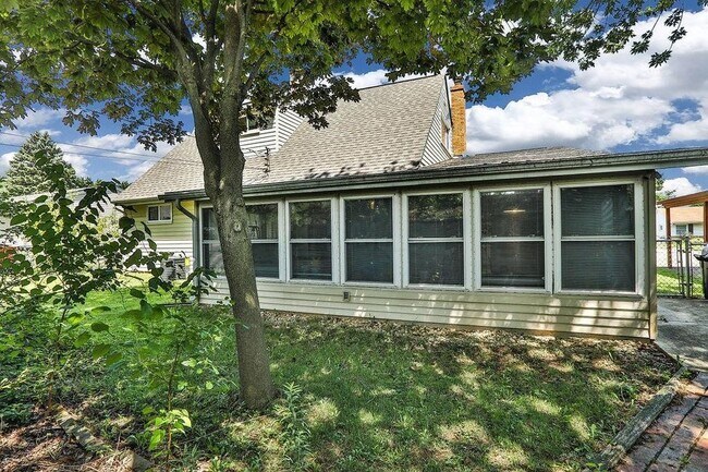Building Photo - 2979 Louise Ave
