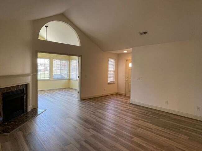 Foto del edificio - Executive One Story Townhouse, New Wood La...