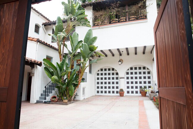 Foto del edificio - 1500 N Beverly Dr