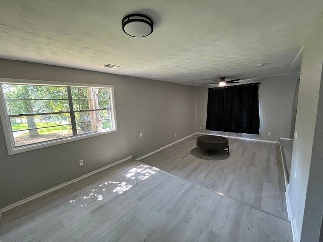 Building Photo - 2116 Cambridge Dr