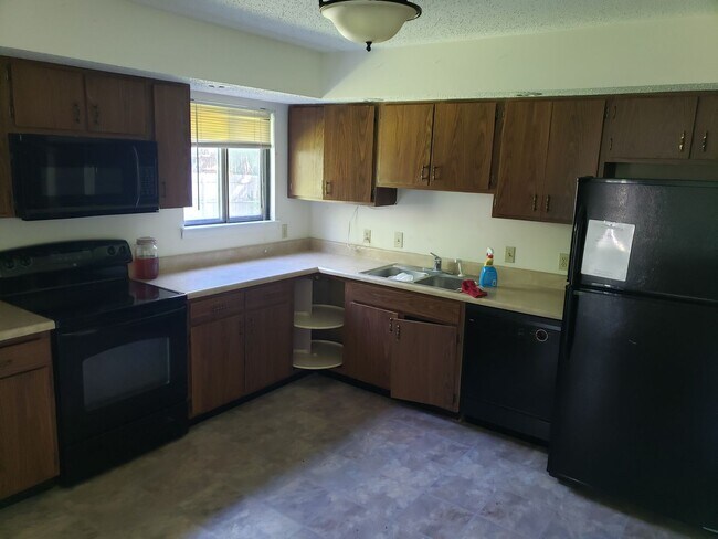 Building Photo - 3 bed 2.5 bath close to Parkland