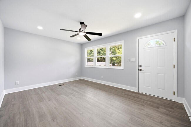 Building Photo - 553 Derrydowne Dr