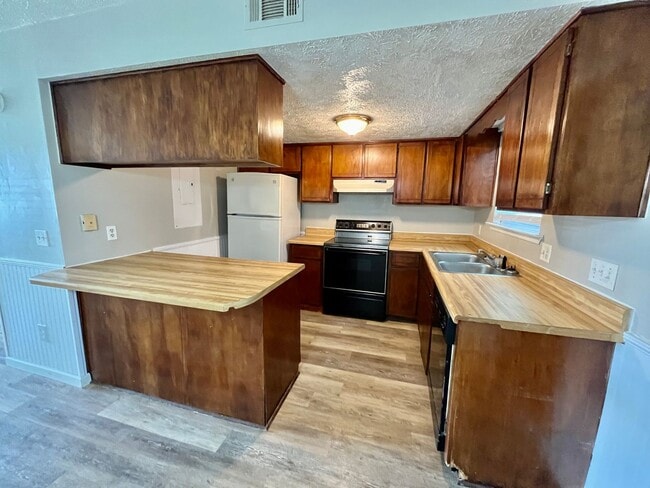 Foto del edificio - Cute 2-bedroom 1.5 bath townhome completely updated and only minutes from TAFB