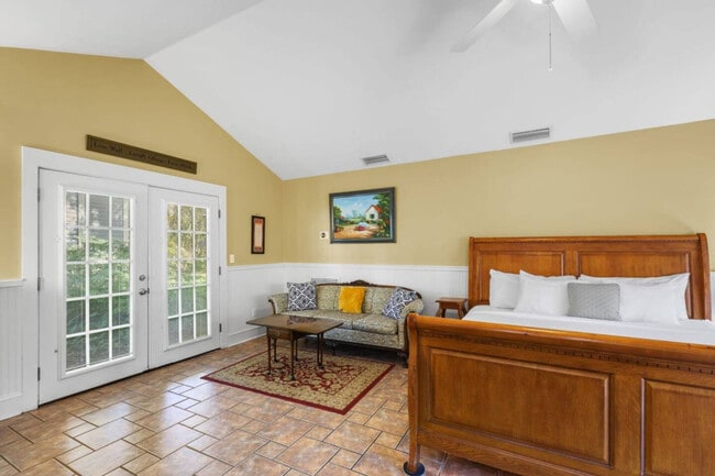 Building Photo - 205 SE 7th St