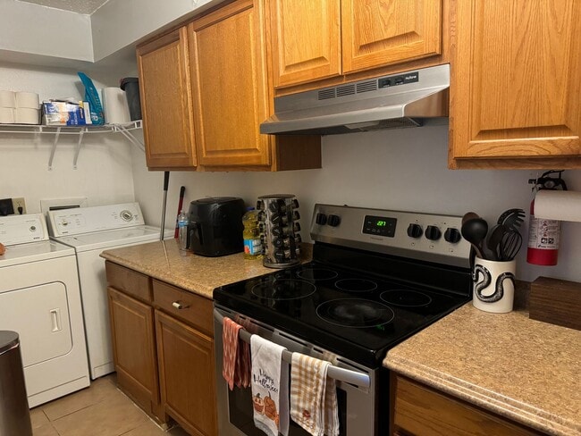 Foto del edificio - AUGUST PRE-LEASE!  Spacious 2 Bedroom 2 Bathroom on Bus Route!