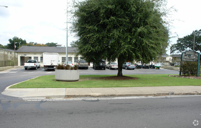 Foto del edificio - Parkside Gardens Apartments