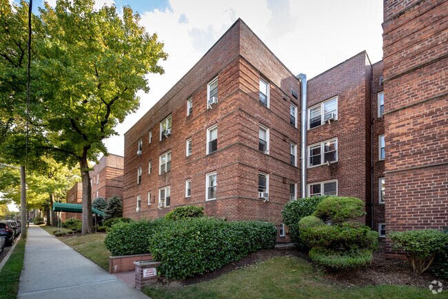 Foto del edificio - 50 S Middle Neck Rd