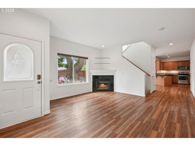 Foto del edificio - Gorgeous 3-Bedroom with Vaulted Ceilings, ...