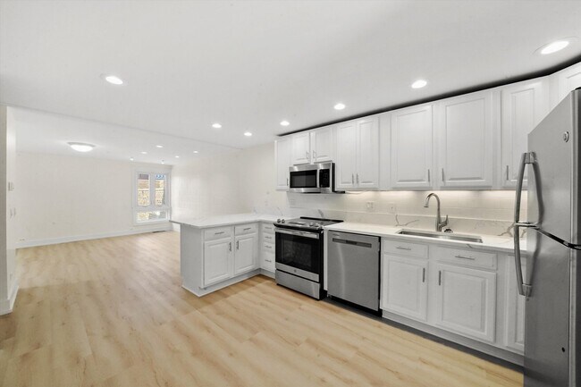 Building Photo - 1533 N Sandburg Terrace