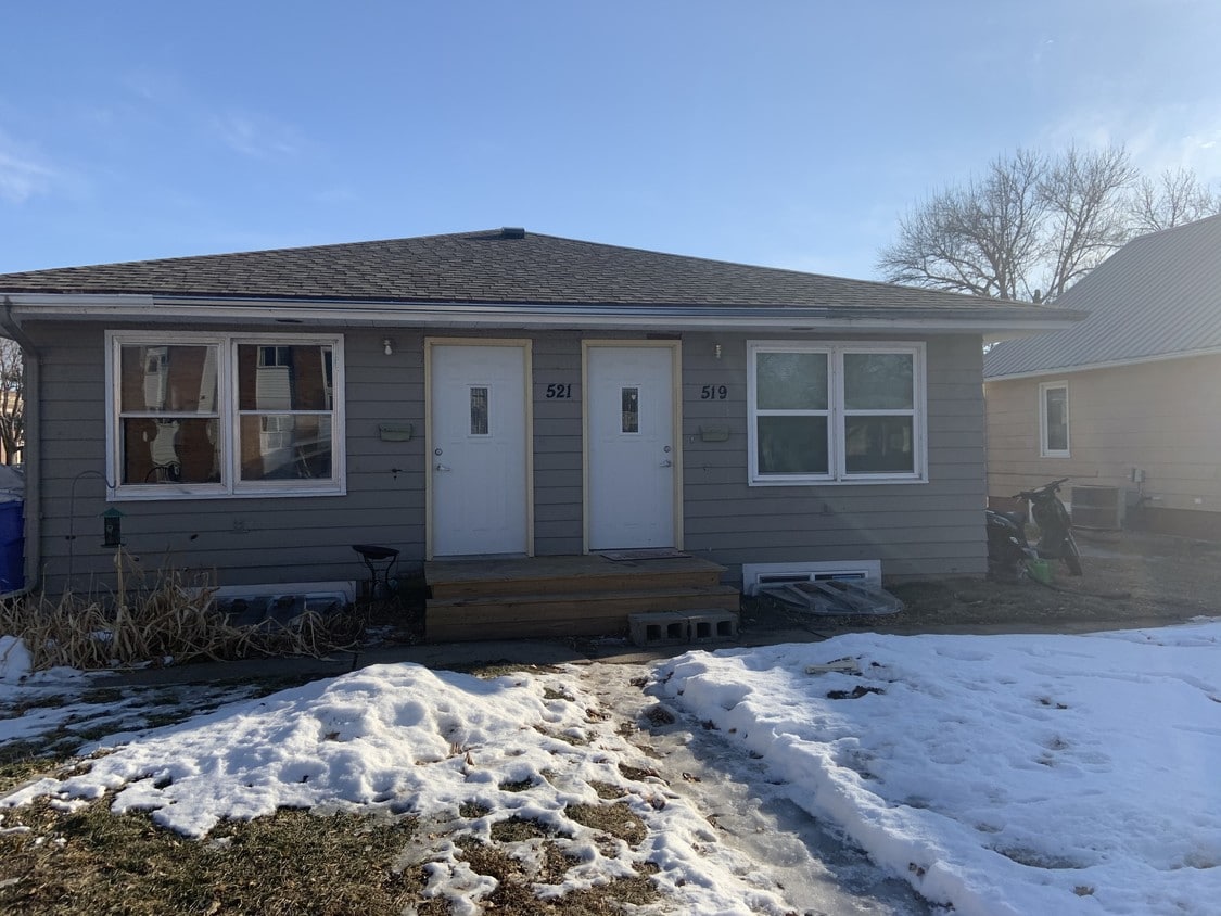 521 Elm St, Vermillion, SD 57069