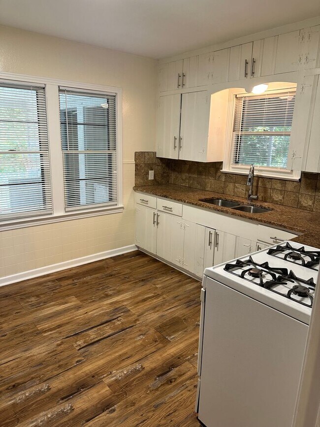 Building Photo - Cute and Available!