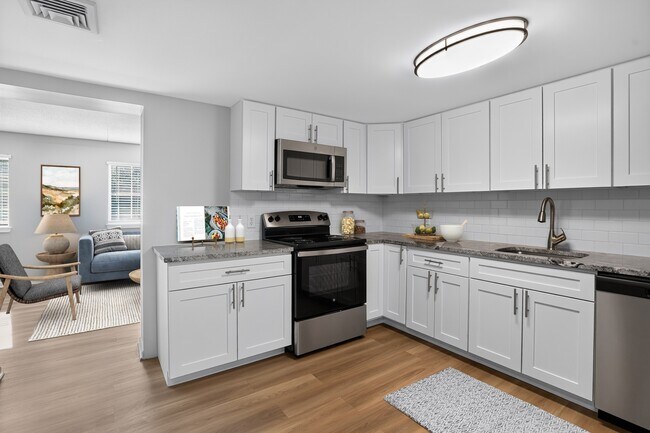 Mejora tu experiencia de vida en Eagle Rock Apartments en Swampscott, donde las cocinas modernas cuentan con electrodomésticos de última generación y acabados elegantes. Disfruta de amplios espacios y un diseño contemporáneo. ¡Agenda tu visita hoy mismo para conocer tu nuevo hogar! - Eagle Rock Apartments at Swampscott