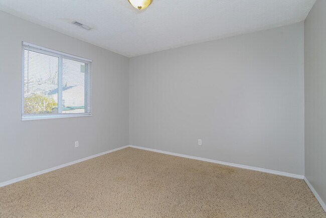 Building Photo - Cozy Three Bedroom
