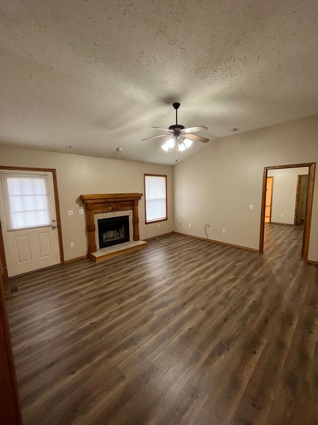 Building Photo - 3 bedroom 2 bath home in Ozark!  AVAILABLE...