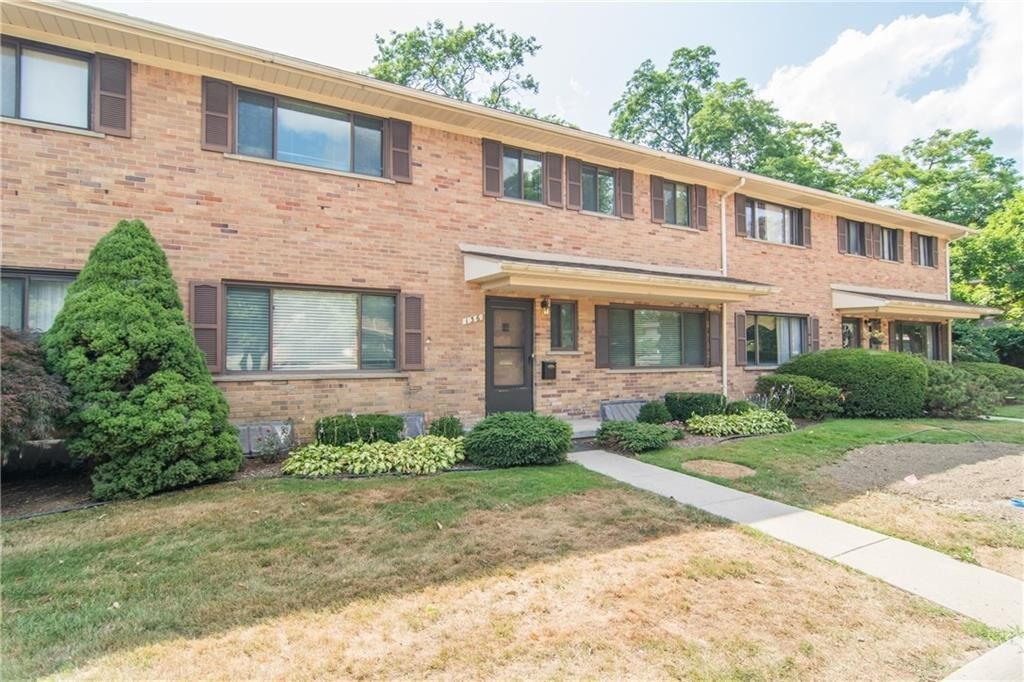 Primary Photo - 136 E Hickory Grove Rd