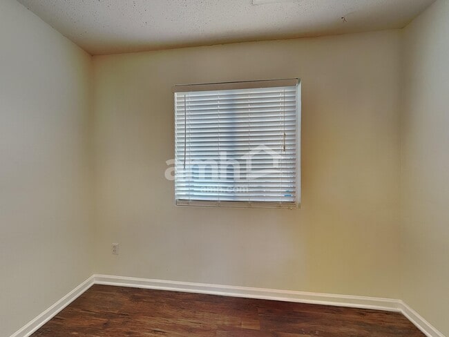 Foto del edificio - 1066 Bridgend Dr