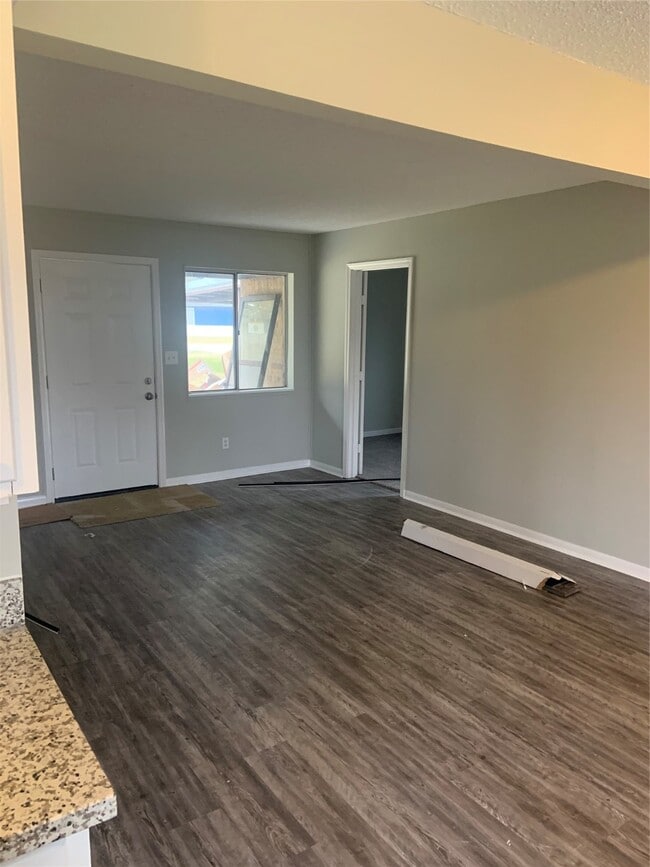 Building Photo - 308 Circle Dr