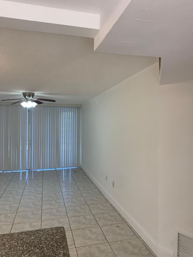 Foto del edificio - For Rent: Spacious One-Bedroom with Den in...