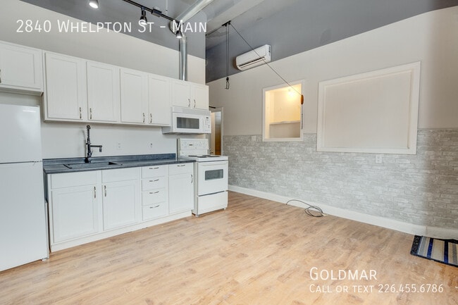 Building Photo - New Listing in Ford City