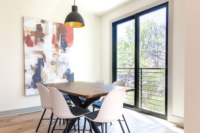 Building Photo - 315 NE Burwood Mews