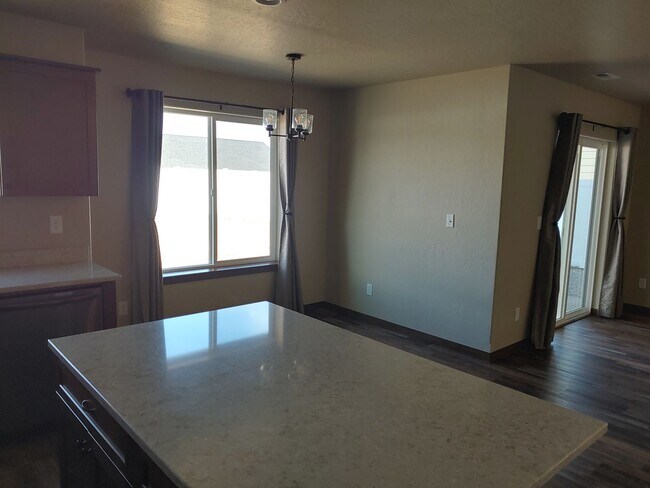 Foto del edificio - Beautiful New Home in Post Falls-Dog Friendly