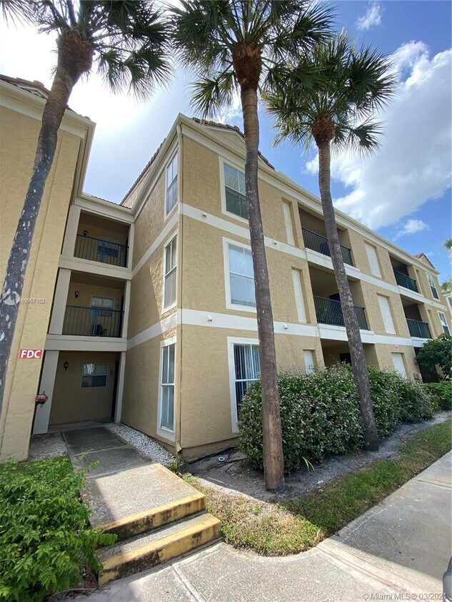 Foto principal - 833 Riverside Dr