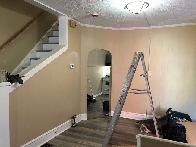 Foto del edificio - Great 3 Bedroom Home! Freshly Painted! New Flooring! Large Living Area! Eat-in-Kitchen! Screened ...