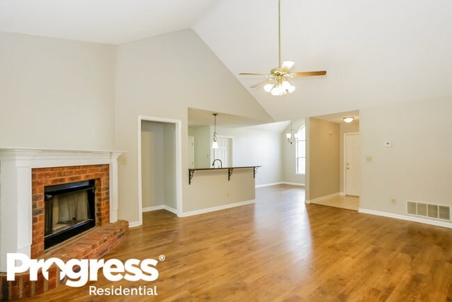 Building Photo - 2815 S Cherry Dr